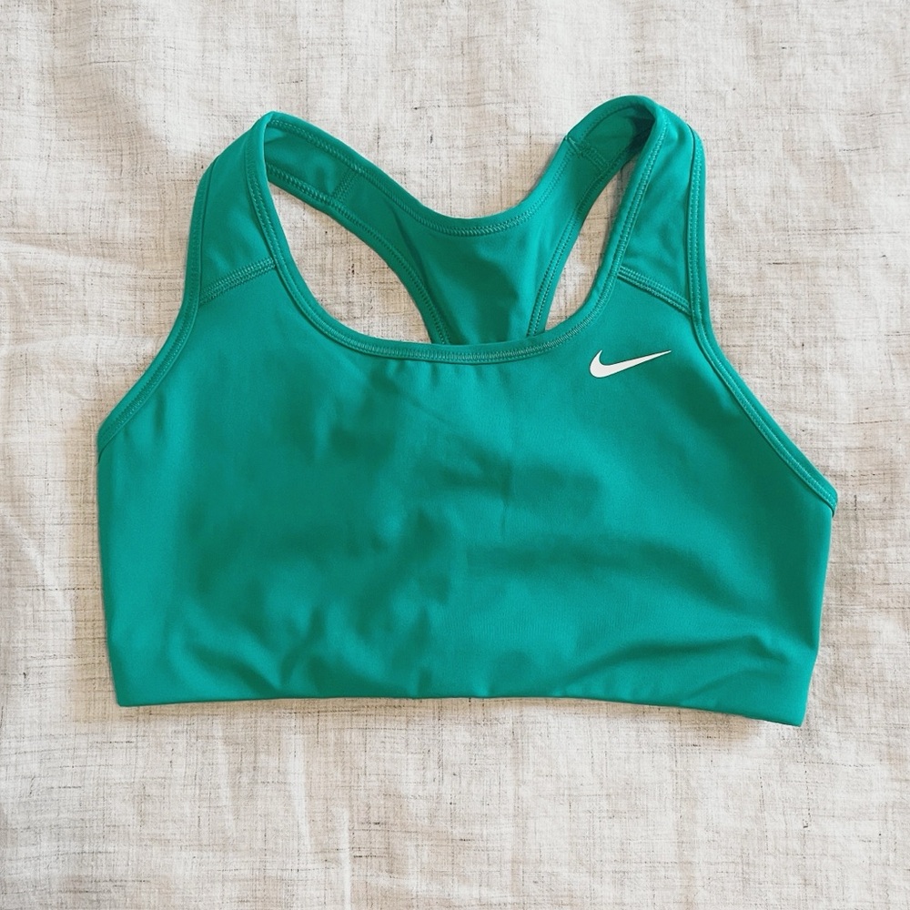 Nike • Women’s Kelly Green Sports Bra. Size M